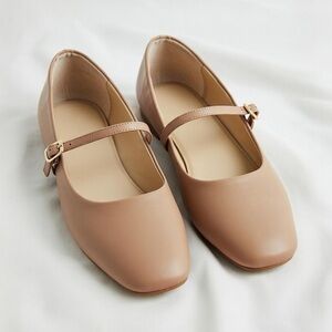 Chic Tan Women's Flats